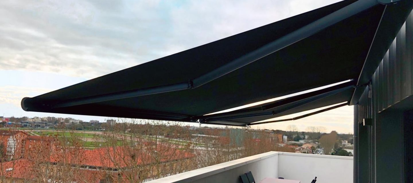 Store coffre ouvert sur terrasse avec vue panoramique protection solaire élégante LB menuiserie Tlse