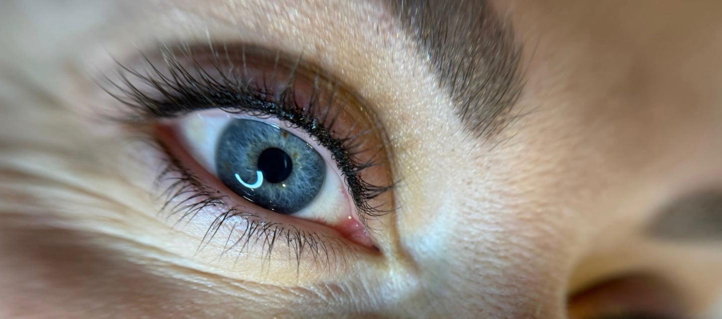 Densification ciliaire en liner sur mesure chez DermoRepair Clinic Sedan et Charleville