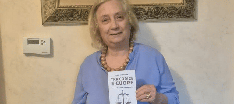 Italia Buttiglione segurando o seu livro: Tra codice e cuore