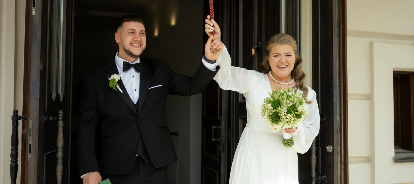 jaunieji dziaugiasi po ceremonijos