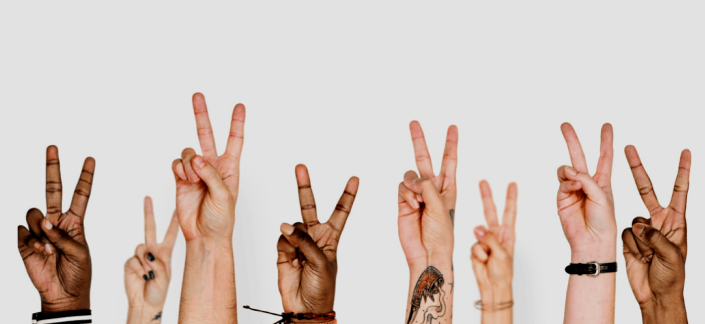 Mãos de diversas pessoas clamando por paz.