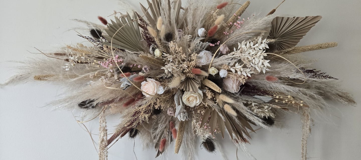 Décoration murale, fleurs séchées, tons écru, blanc, terracotta, créée par l'Ensorce'Fleurs pour un mariage