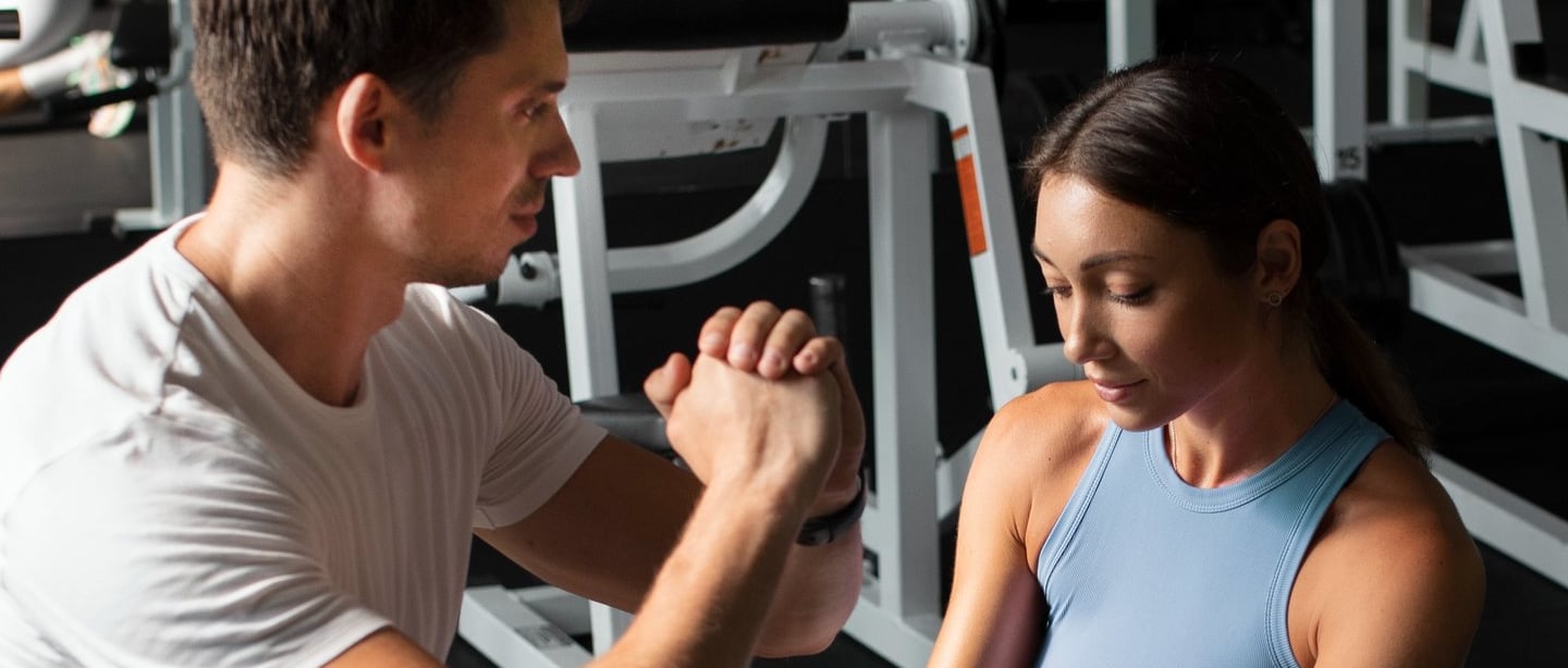 Osobni trener vodi individualan trening u Fitness You Galižana