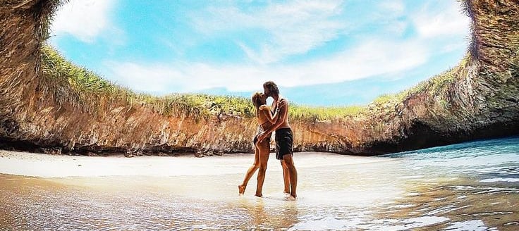 a couple kissing playa escondida, islas marietas