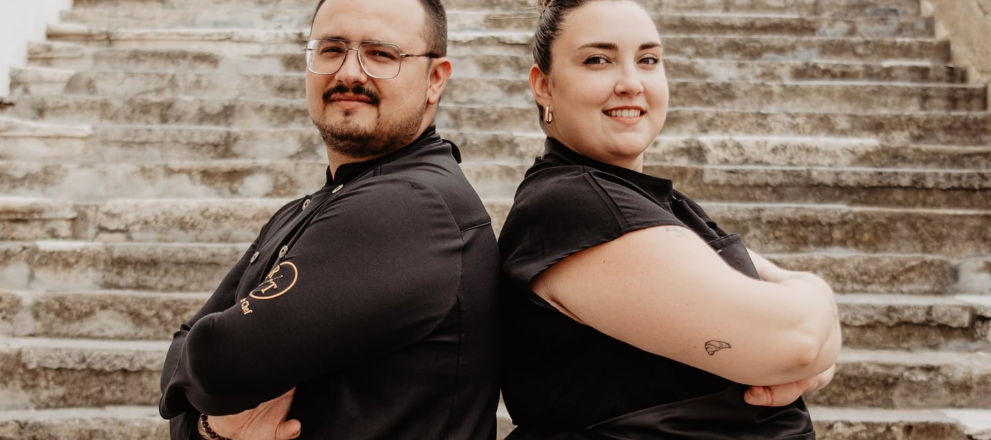 Luis y Anyi, chefs privados, posando juntos como equipo gastronómico