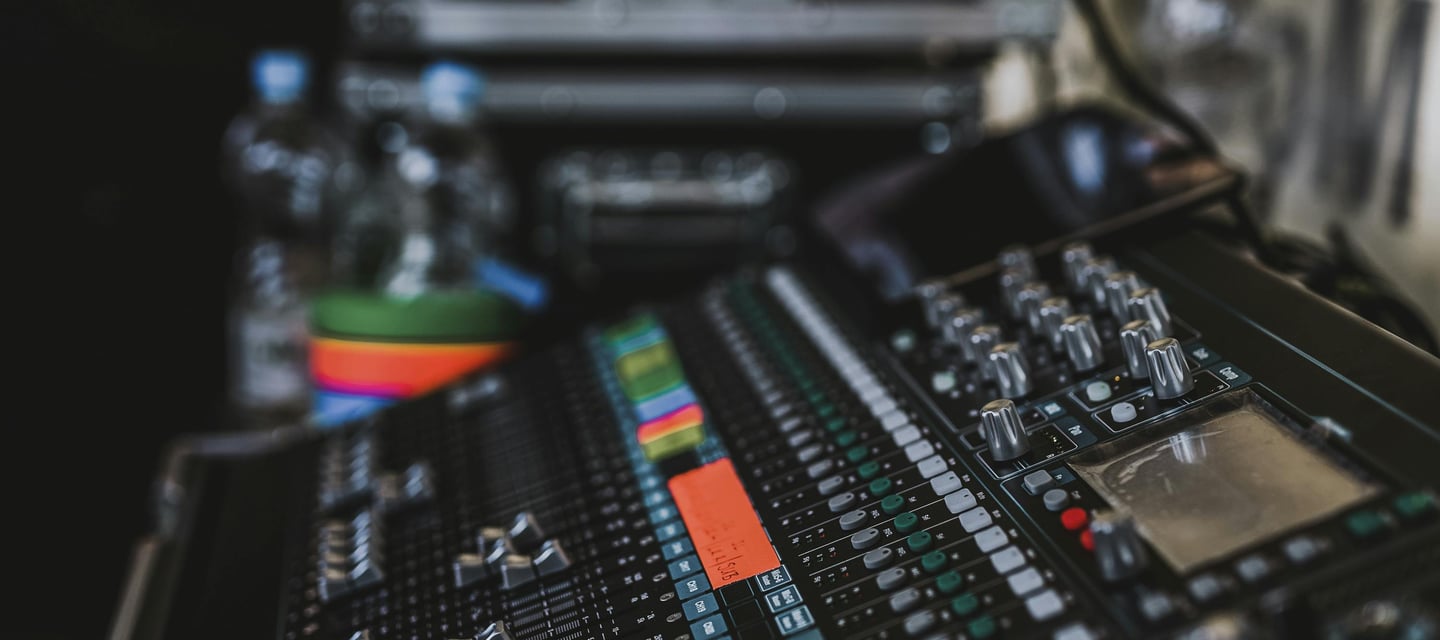 une planche de son et un microphone