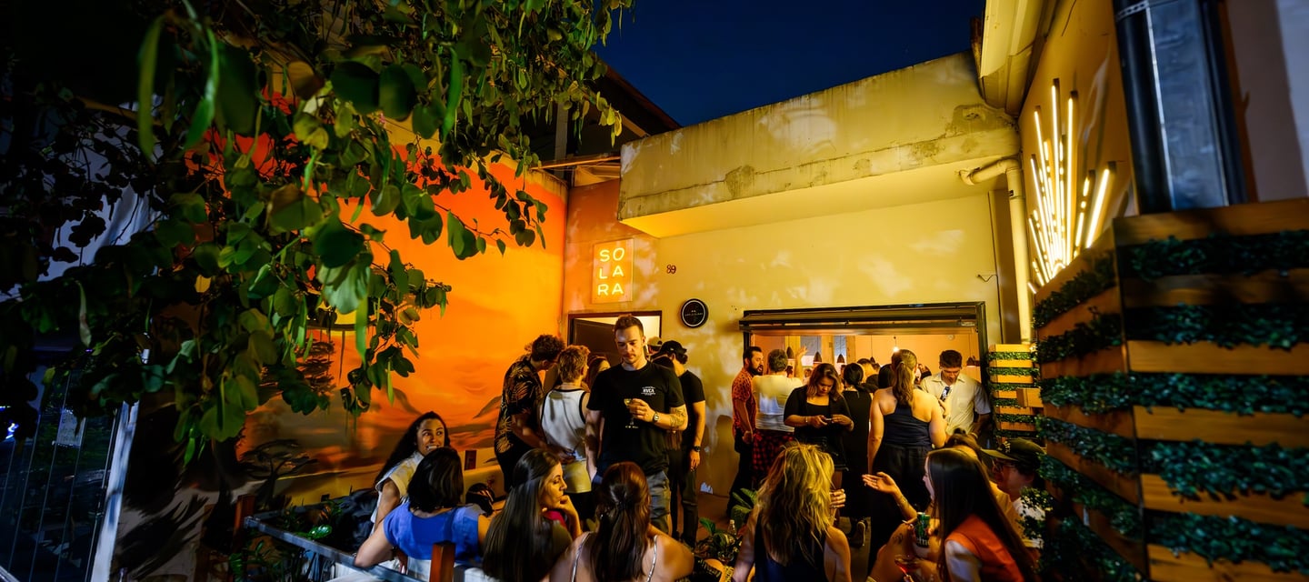 Ambiente do Solara Bar em So Paulo com iluminao quente, clima descontrado e atmosfera acolhedora