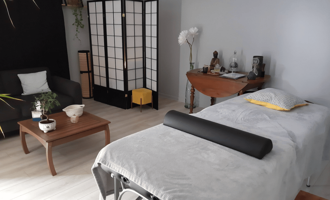 vue intérieur du salon de massage avec la table de massage