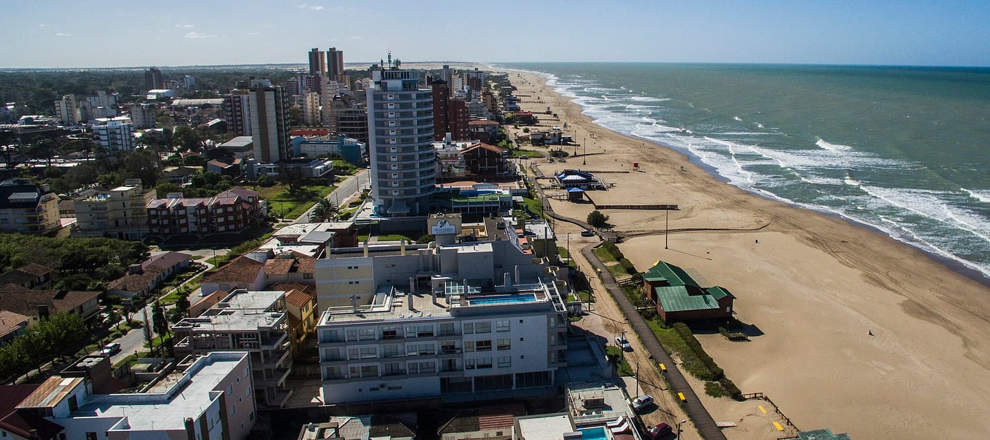 Fachada de edificio frente al mar con administración eficiente en Villa Gesell