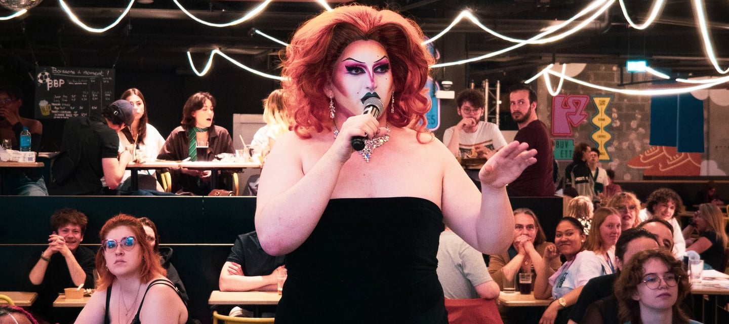 Enbystial à Grand Scène lors de l'animation d'une viewing party de Drag Race France Saison 3