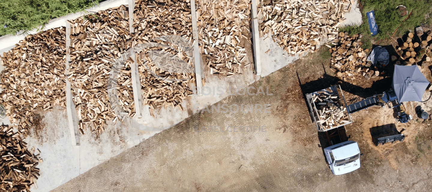 vue du dessus d'un entreposage de bûches