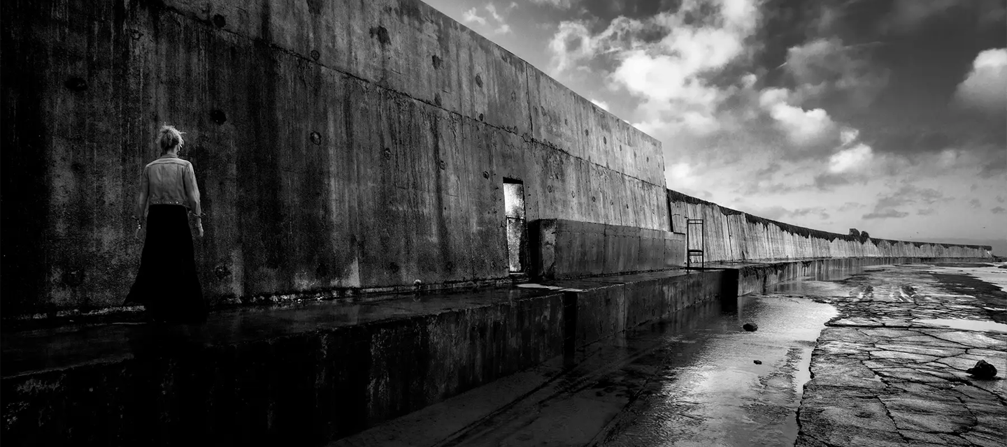 photo art florent studio boulogne sur mer lille lea woman standing on a concrete wall near the ocean