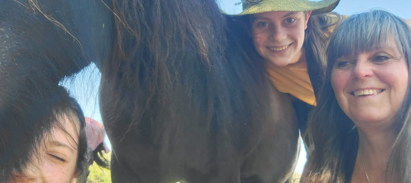 Lachende mensen selfie met een pony