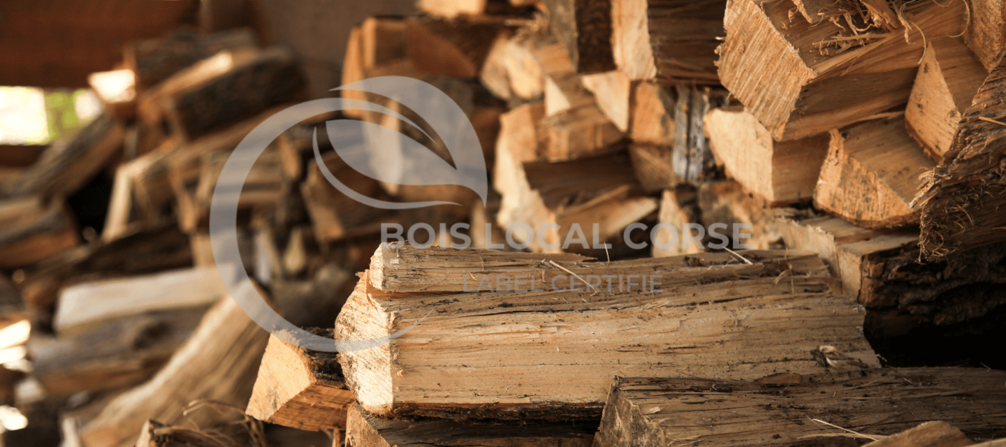 bois de chauffage coupé empilés