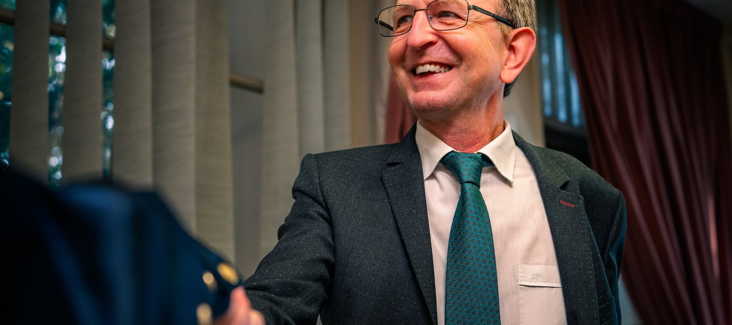 Me Butruille, avocat à Montmorillon, accueille une cliente