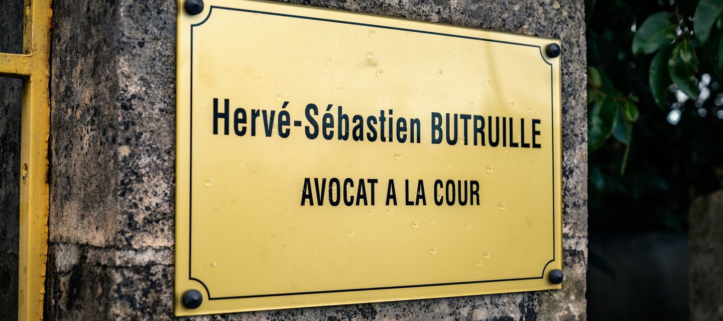 Plaque de Me Hervé-Sébastien Butruille, avocat à la cour basé à Montmorillon