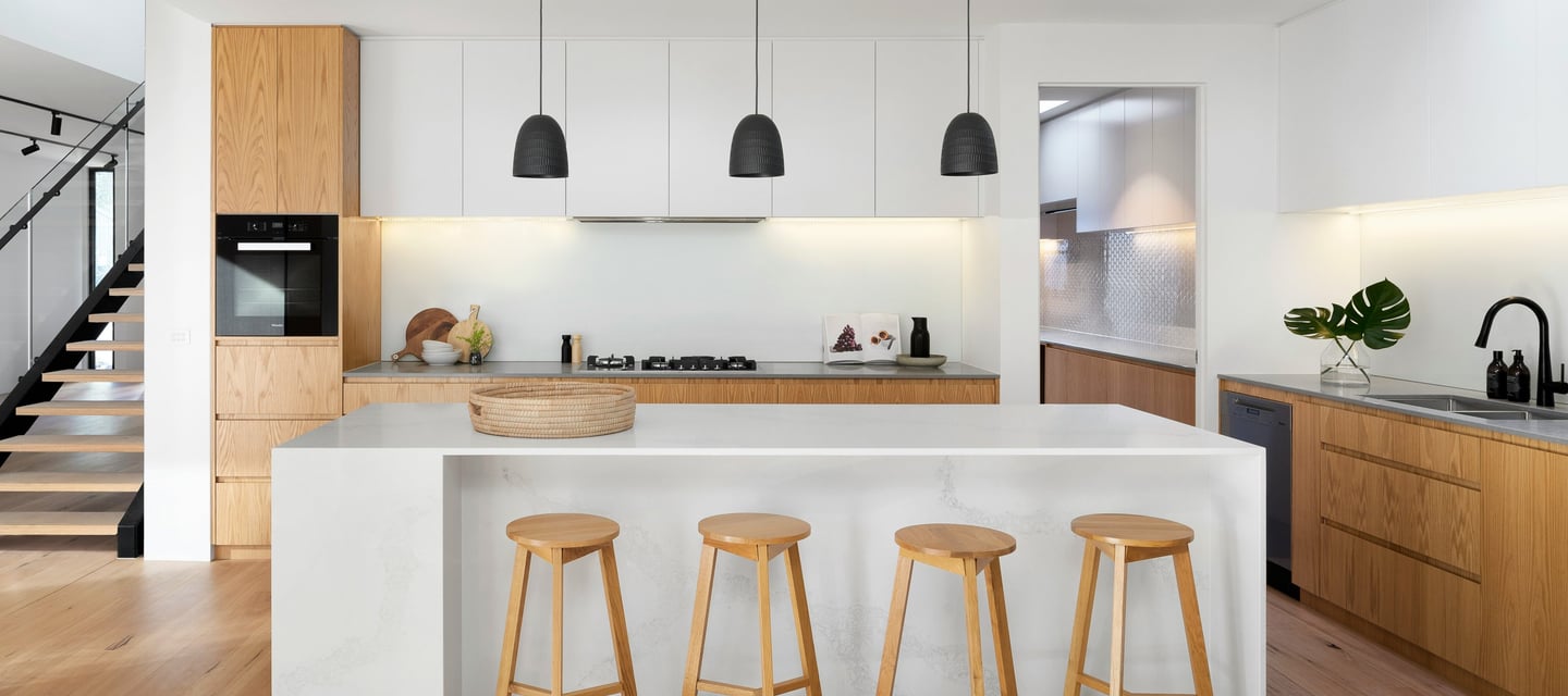 cozinha em estilo escandinavo, madeira clara e branco