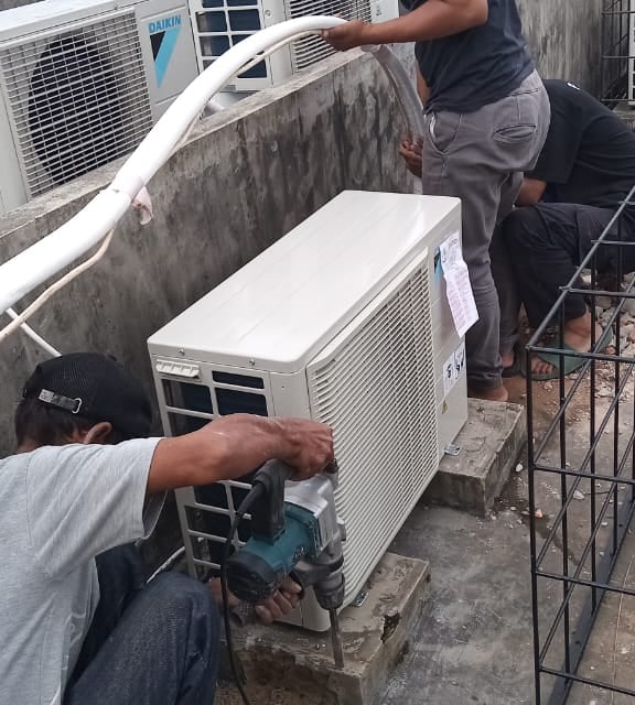 Pemasangan AC Daikin