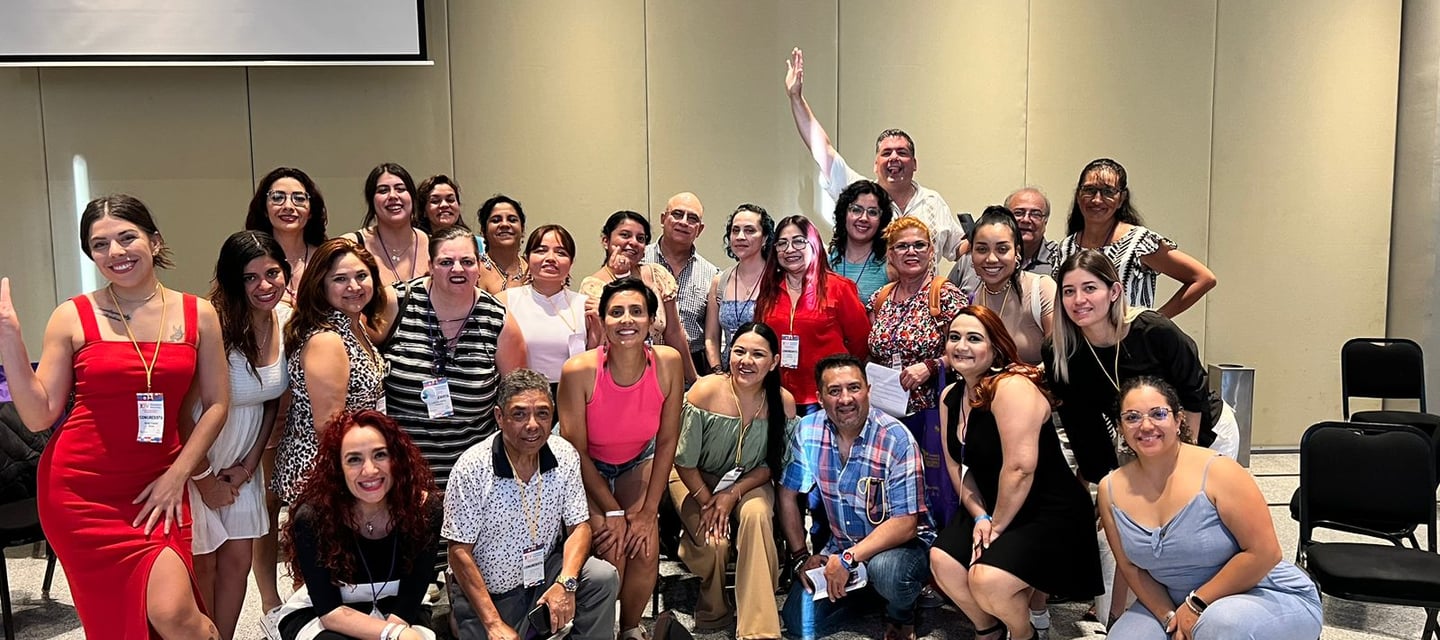 un grupo de profesionistas en un congreso