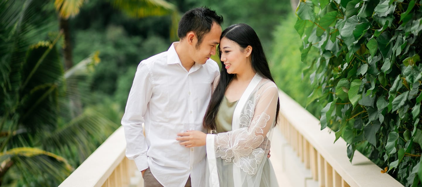 intimate-prewedding-amankila-garden-railing-karangasem-bali.jpg