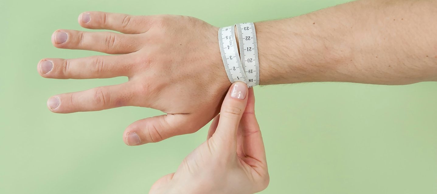 medicion de mano con cinta metrica