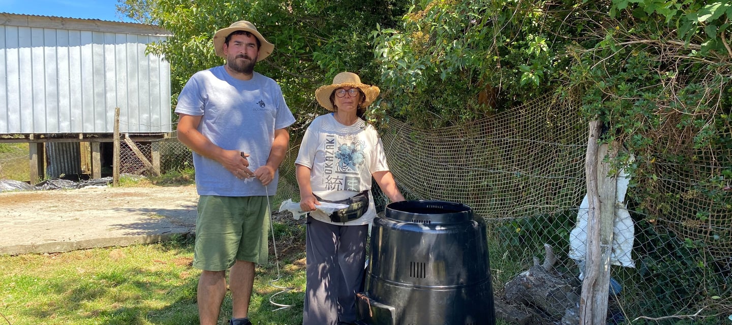 EcoRumbo junto a beneficiaria mostrando compostera entregada en proyecto comunitario sustentable