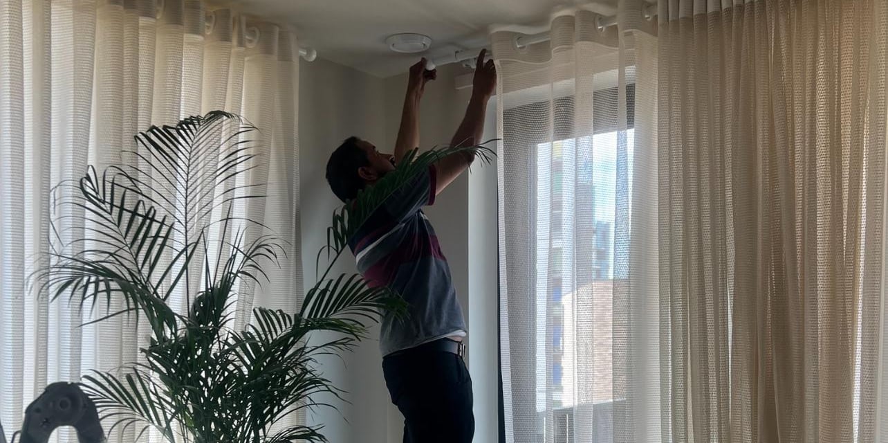 main installing a curtain