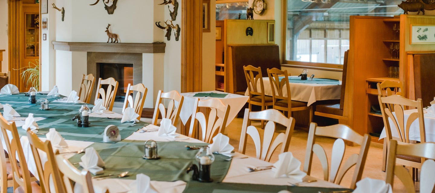 Große Tafel mit Kamin