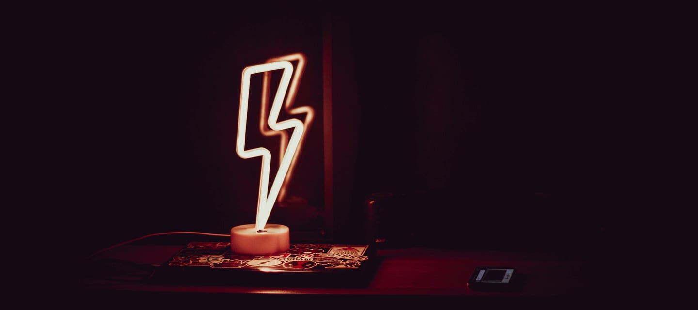 un néon en forme de flash sur un bureau