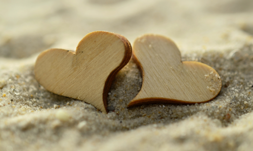Pareja intercambiando promesas, simbolizando compromiso y amor eterno