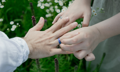 Pareja intercambiando promesas, simbolizando compromiso y amor eterno
