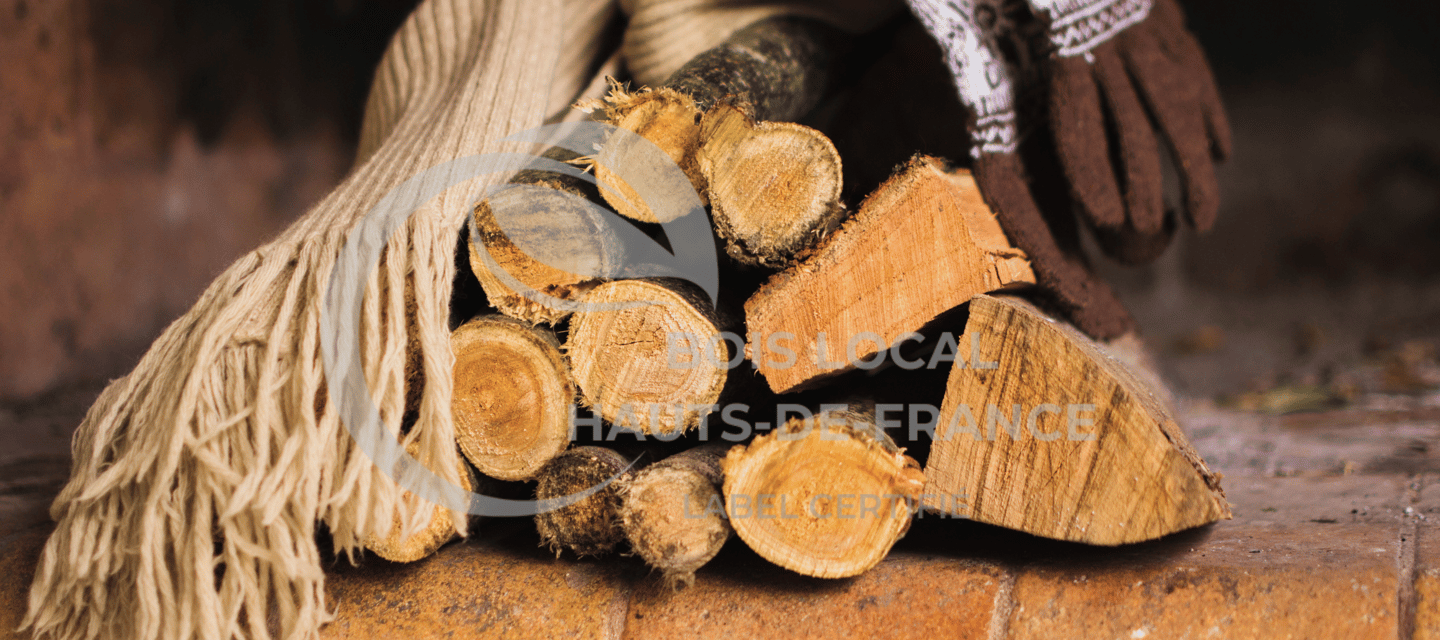 une pile de bûches avec des gants et des gants