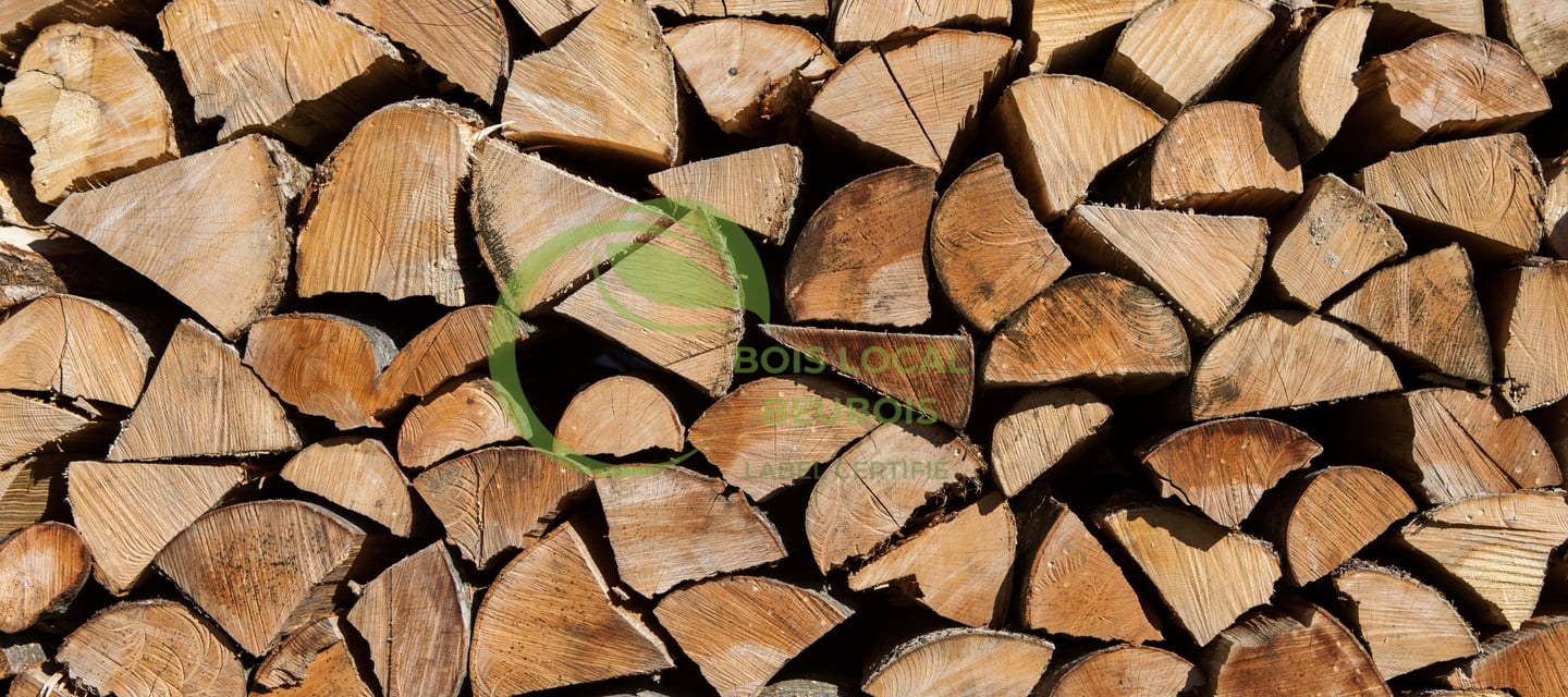 des morceaux de bûches empilées