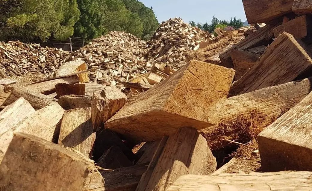 tas de bois avec des bûches 