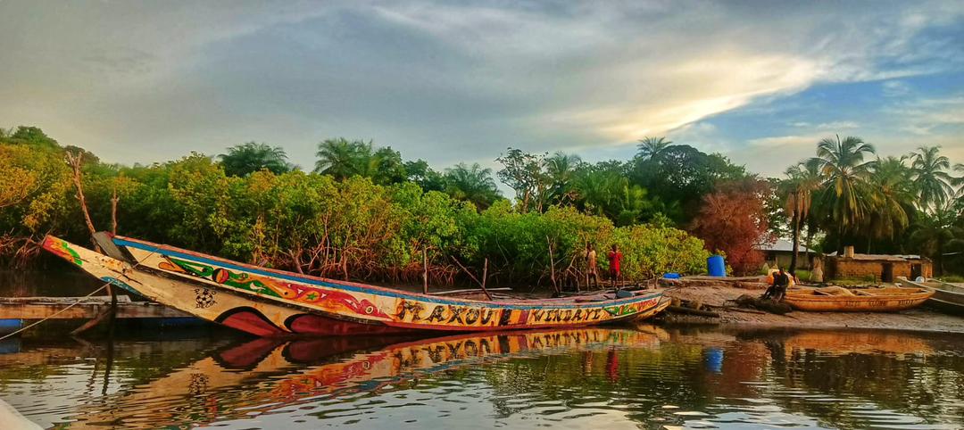 Photos représentant un magnifique paysage d'une pirogue sur l'eau avec une verdure luxuriante à Kachiouane