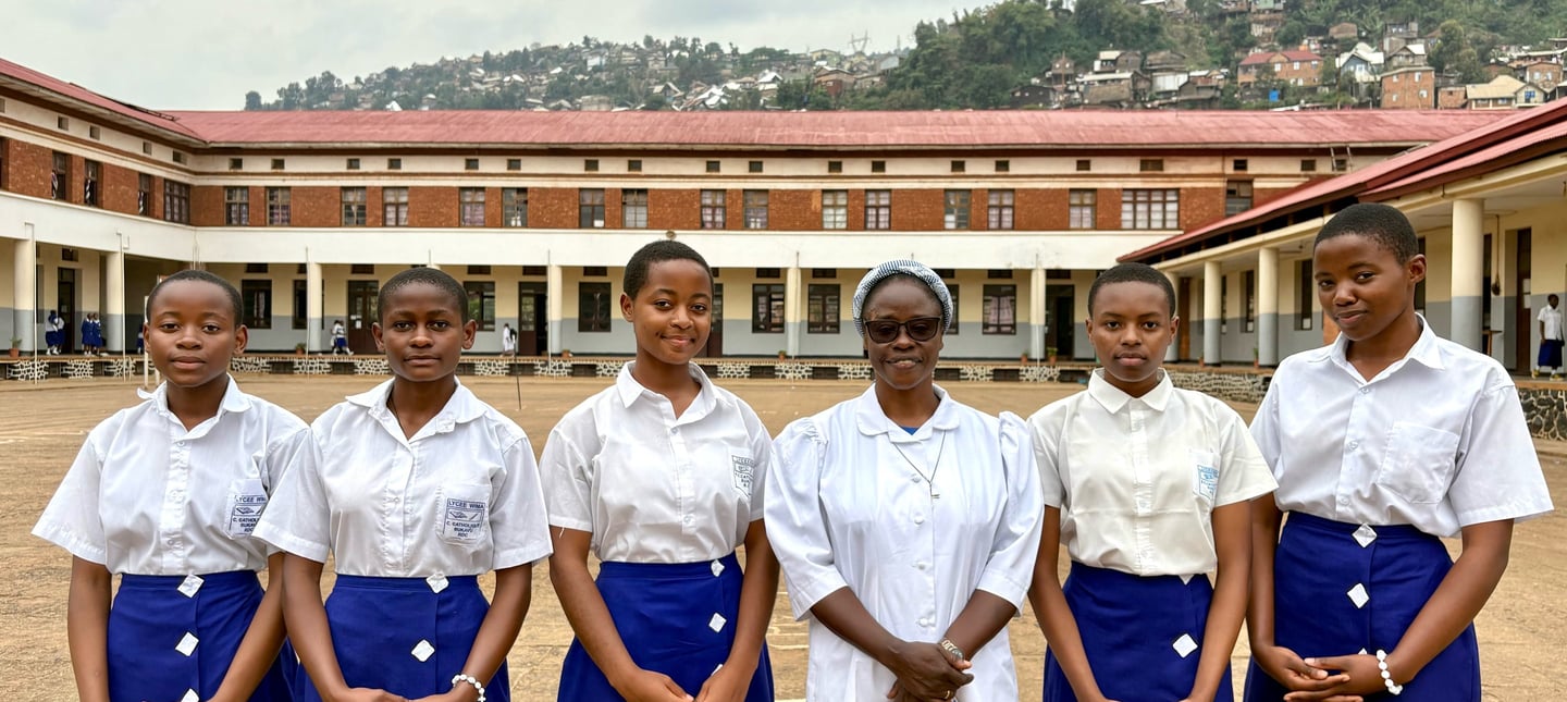 Elèves du lycée wima et soeur préfet, cours intérieure du lycée wima, Décembre 2025
