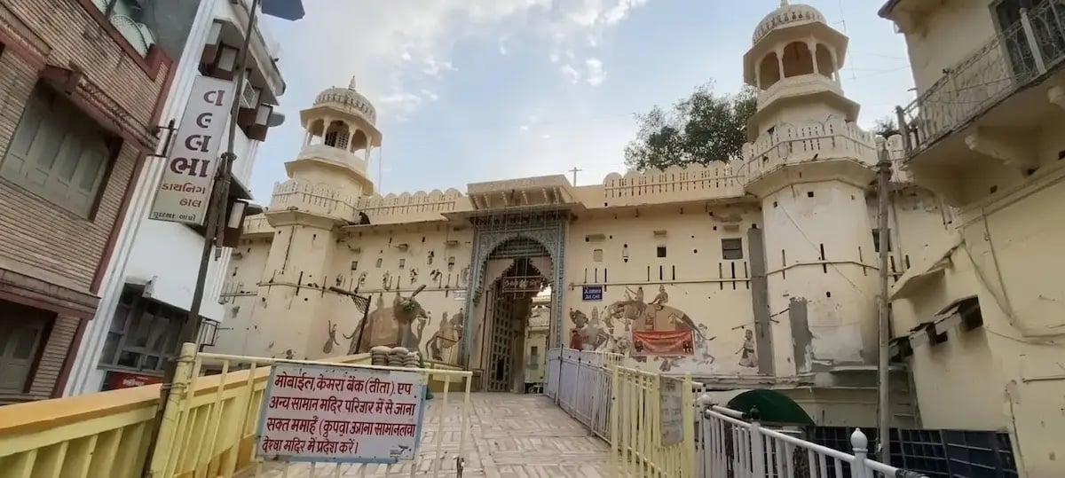 Entrance gate of Shrinathji Temple Haveli in Nathdwara, a revered pilgrimage site dedicated to Lord Krishna.