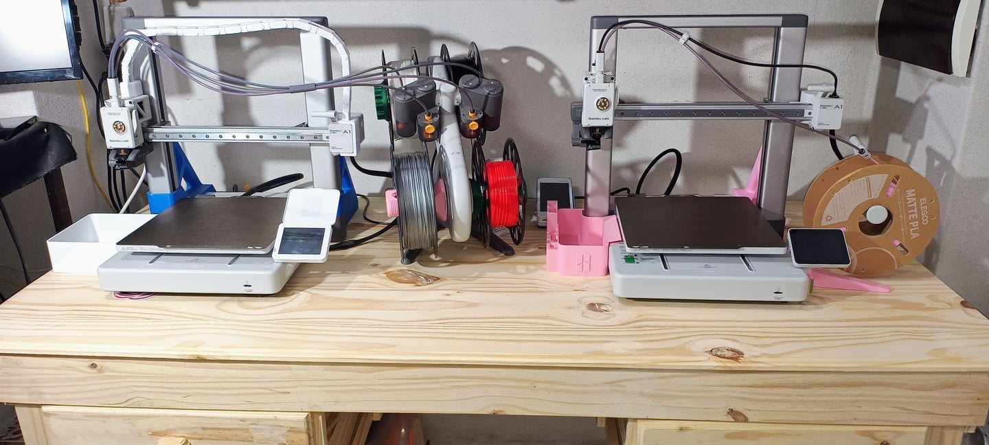 Un escritorio con un par de impresoras.