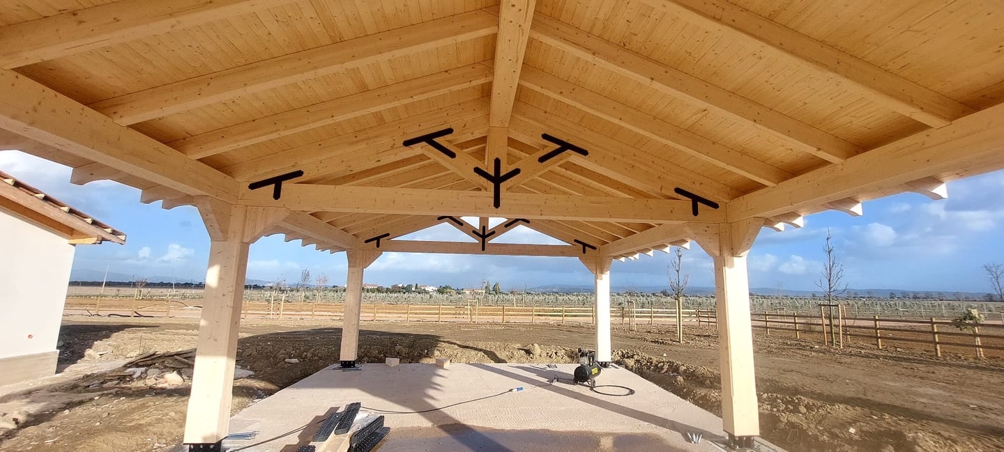 Medinė pavėsinė su atvira stogo konstrukcija statybos metu