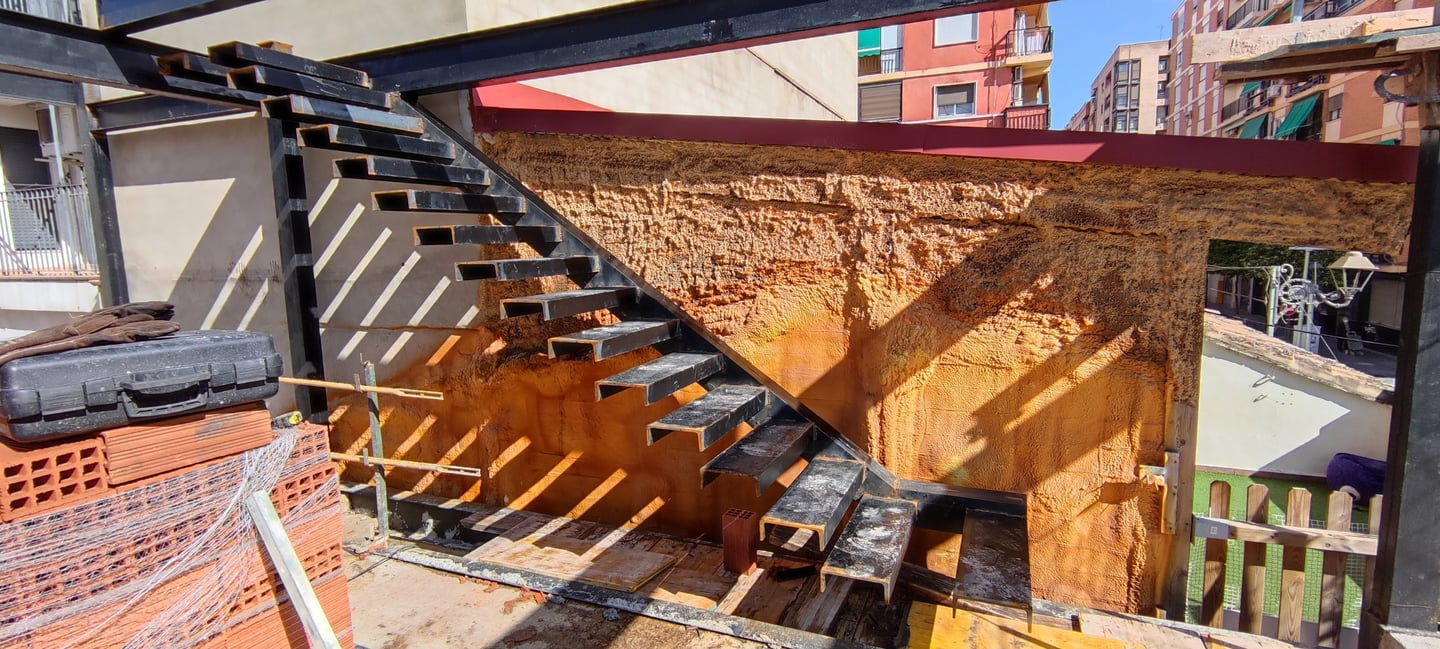 escalera metálica en voladizo