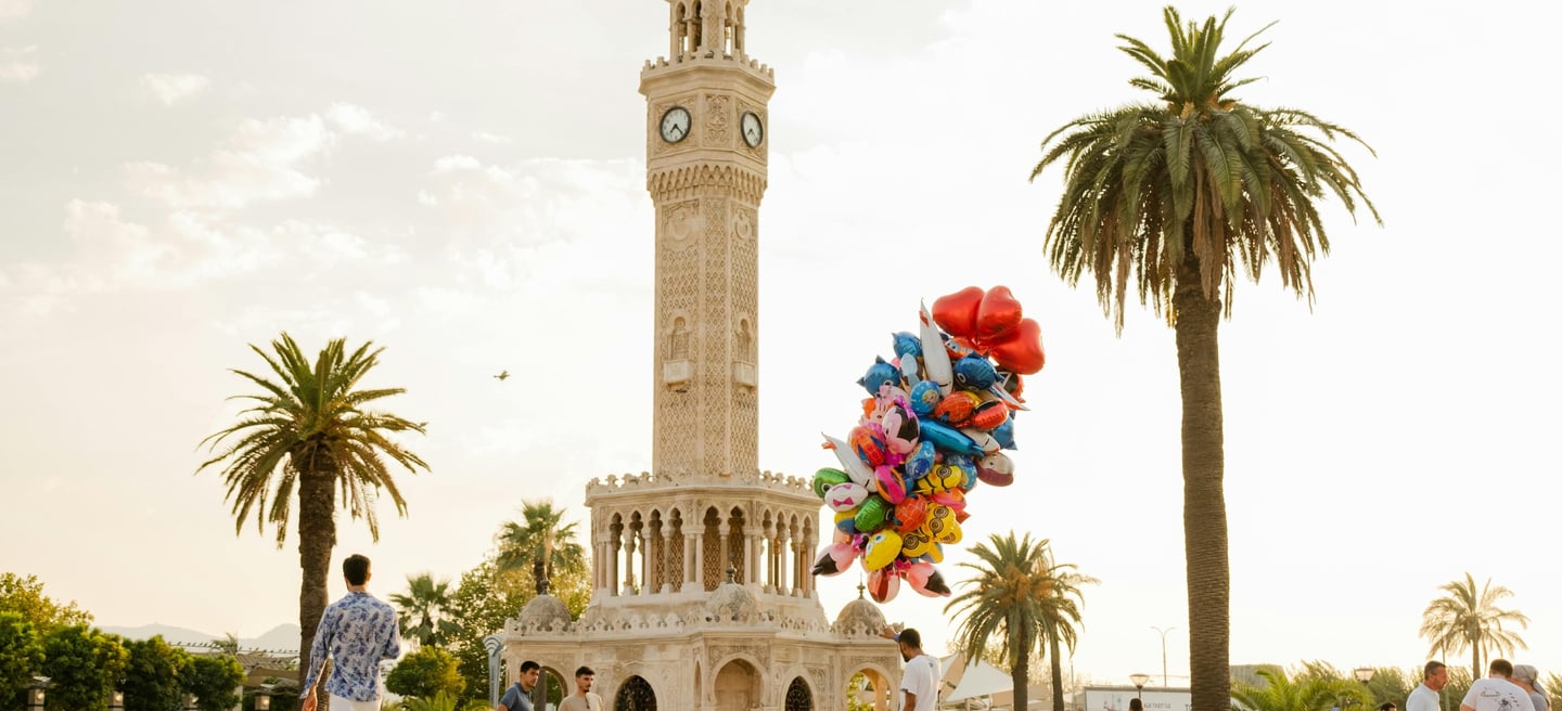 İzmir Türkei — Hafenpromenade Kordon mit Blick auf das Ägäische Meer"