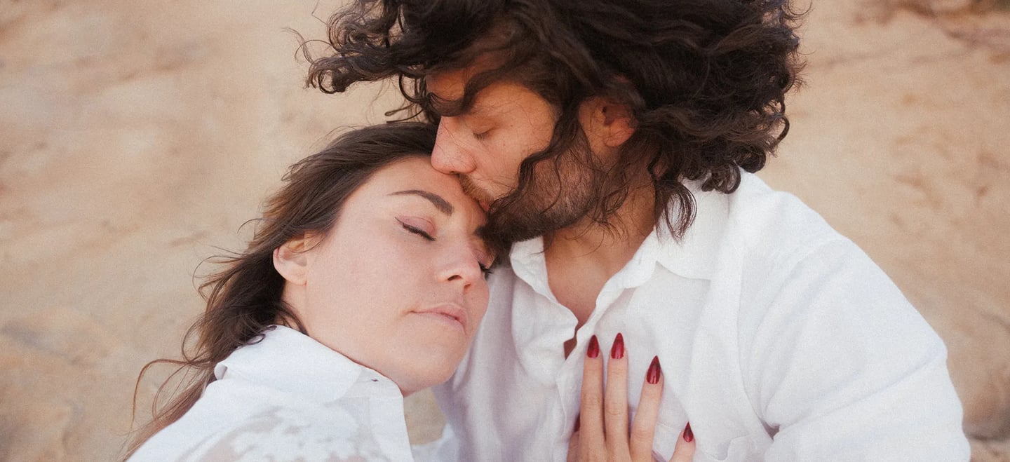 Photographie de couple intimiste et complice sur la plage de Sauveterre en Vendée par le Photographe Romain DANIEL