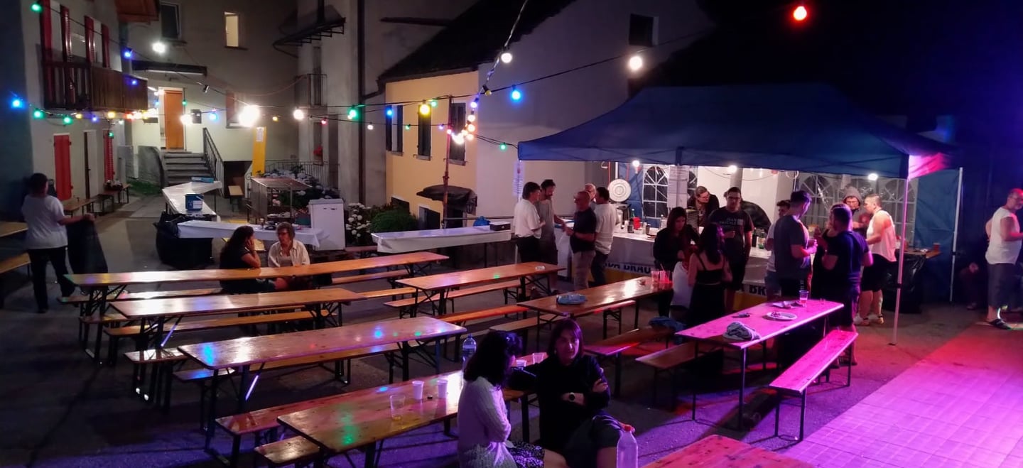 Fotografia della festa campestre di Menzoio, frazione di Lavizzara, nel 2023.