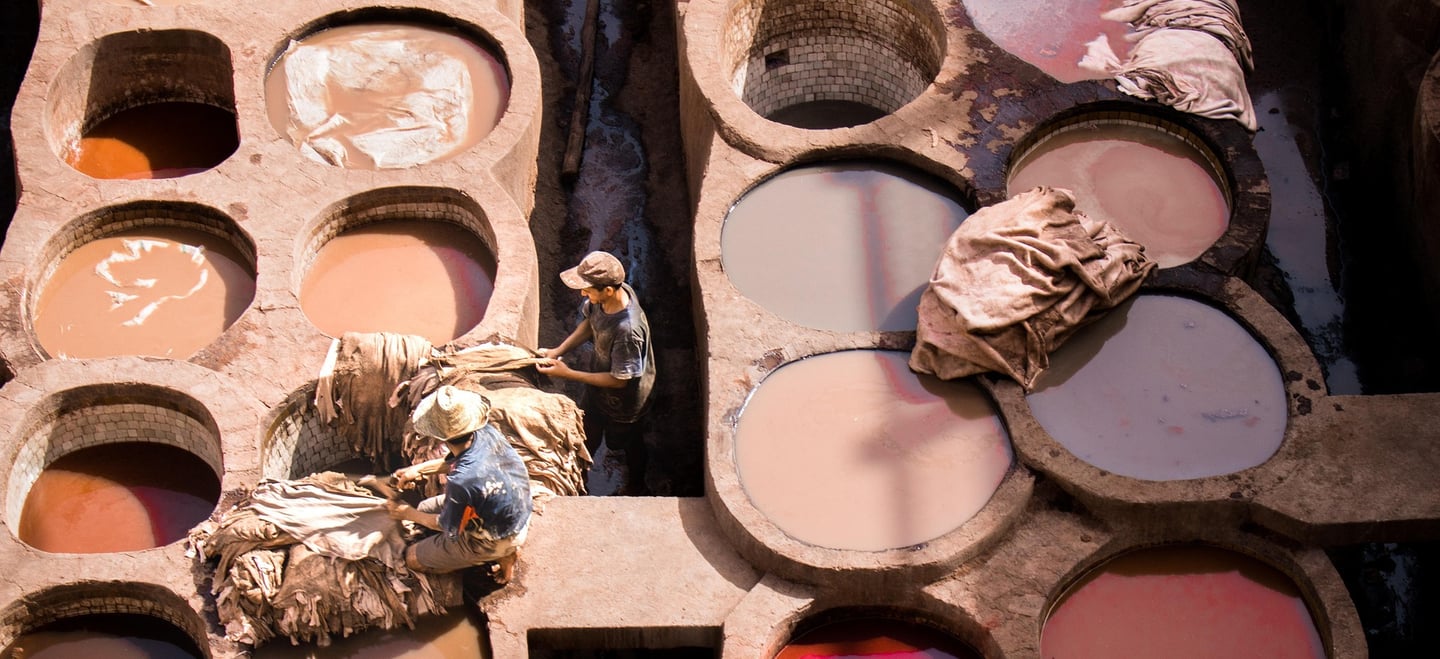 tanneries traditionnelles, artisanat cuir Maroc, Dar Dbagh Fès.