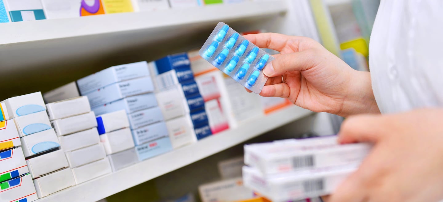 Imagen de productos farmacéuticos organizados en una farmacia, representando el cuidado de la salud 