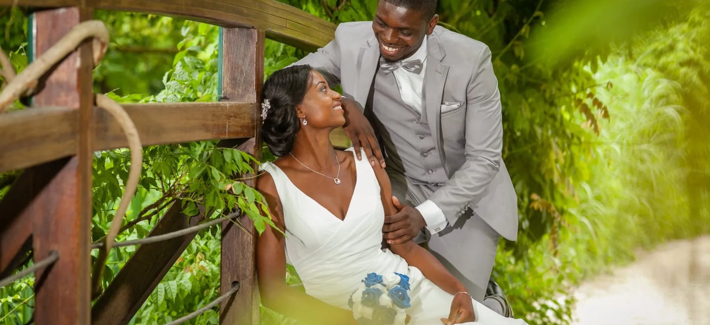 couple sur un pont accroupie