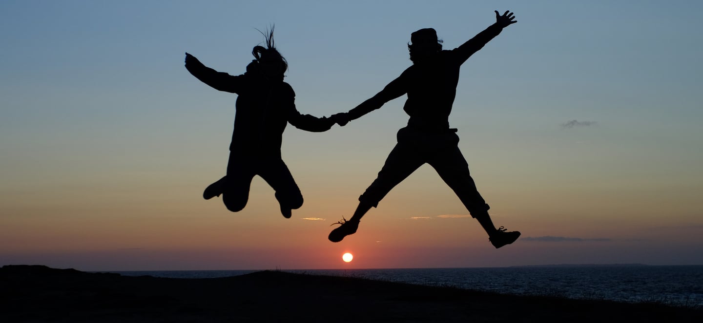 Couple heureux après une médiation CNV