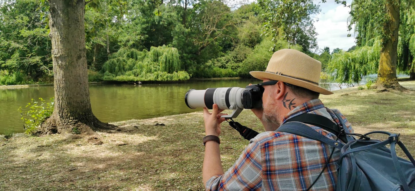 Magnus Andersson photographing birds in Regent's Park.