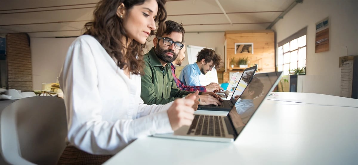 Equipo trabajando con software para certificados digitales