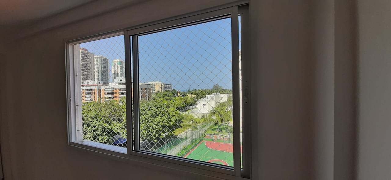 janela com tela de proteção